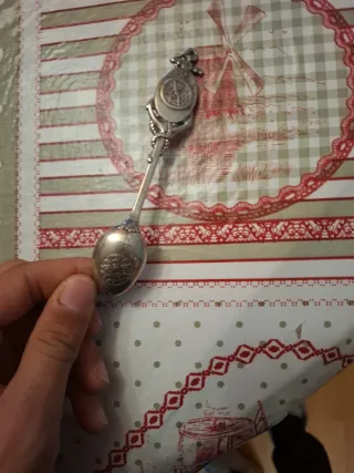 Cuchara de plata antigua decorada