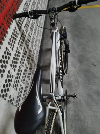 Bicicleta de Montaña Giant Blanca