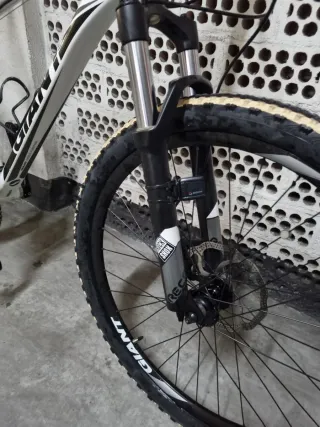 Bicicleta de Montaña Giant Blanca