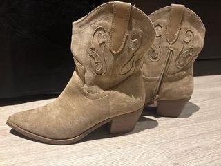 Botines estilo cowboy beige