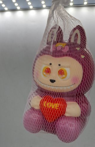 Labubu con corazón LOVE