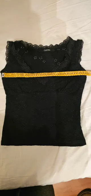 Camiseta negra de Caroll con encaje.