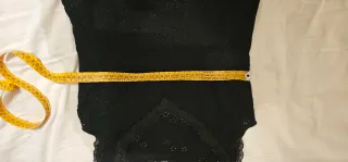 Camiseta negra de Caroll con encaje.