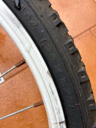 Bicicleta niña morada con cesta 20 ^