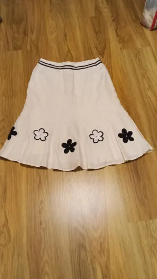 Falda blanca corta con flores