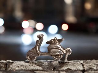 Ciondolo scooter argento. Miniatura da collezione.