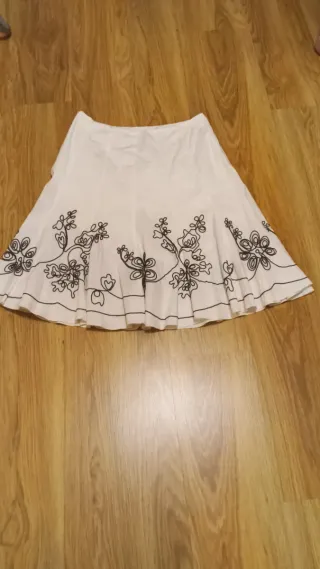 Falda corta blanca bordada