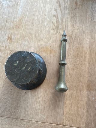 Mortero y mano de bronce antiguo