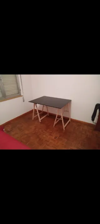 Mesa desmontable cristal negro y caballetes madera