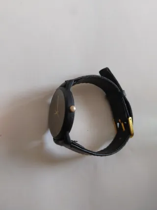 Reloj de pulsera negro y dorado