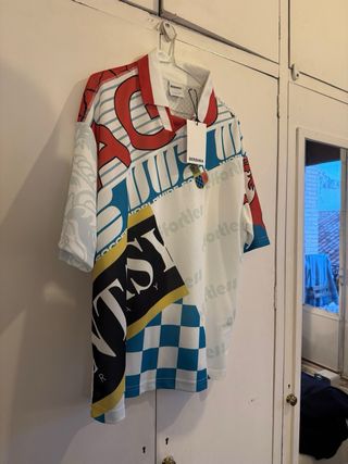 Camiseta Bershka estilo fútbol retro multicolor