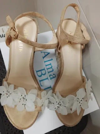 Sandalias cuña flores beige T39