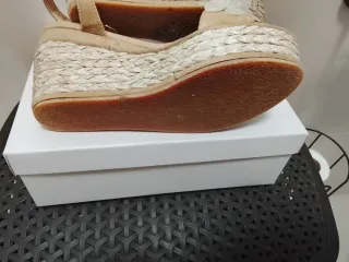 Sandalias cuña flores beige T39