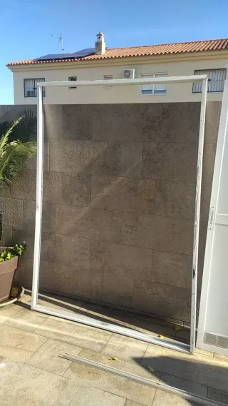 Marco y puertas de aluminio.