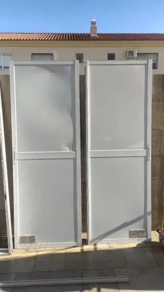 Marco y puertas de aluminio.