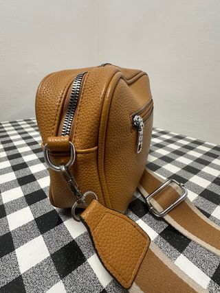 Bolso marrón con cremalleras doradas