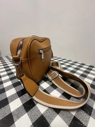Bolso marrón con cremalleras doradas