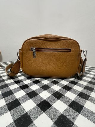 Bolso marrón con cremalleras doradas