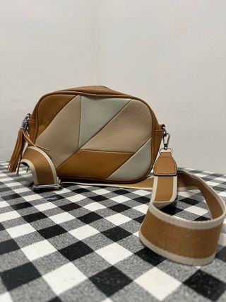Bolso marrón con cremalleras doradas