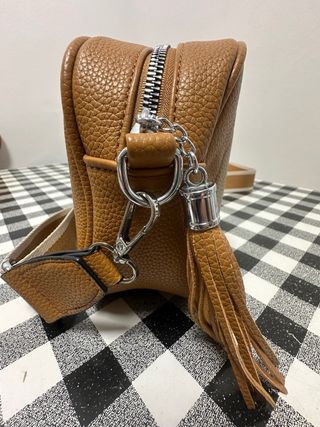Bolso marrón con cremalleras doradas