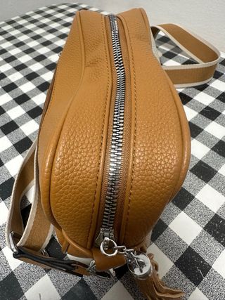Bolso marrón con cremalleras doradas