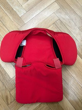 Cojín reductor Maxi-Cosi rojo.