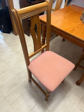 Mesa de madera abatible y 4 sillas a conjunto