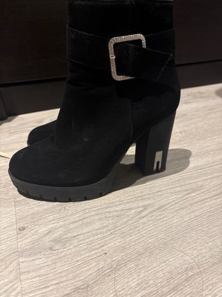 Botines negros con hebilla y tacón