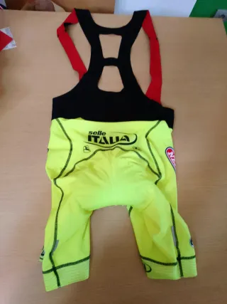 Maillot y culotte Farnese Vini completo