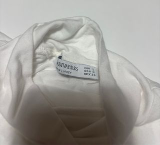 Camiseta blanca cuello alto mujer