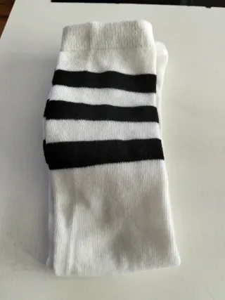 Calcetines blancos con rayas negras