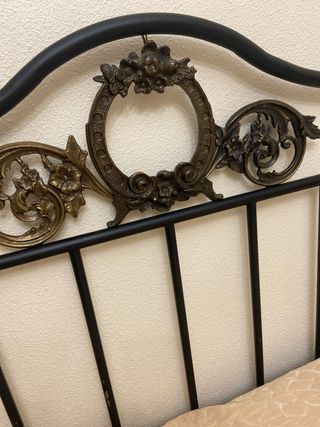 Cabecero de forja negro y dorado