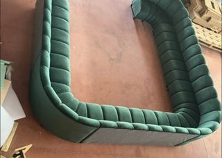 Sofá curvo terciopelo verde hostelería