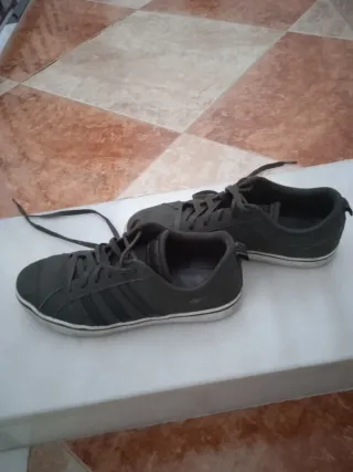 Zapatillas deportivas Adidas verde oliva y negro