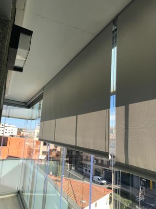 Estor enrollable gris 3x2,1 m