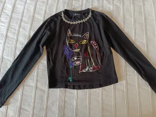 Camiseta negra con gato bordado