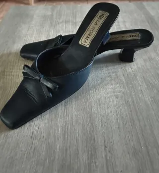 Zapatos de tacón negros con flor