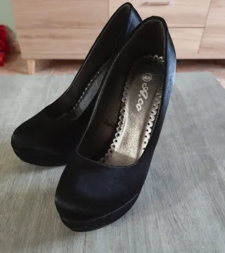 Zapatos de tacón negros con flor