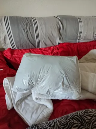 Abbigliamento grigio e rosso