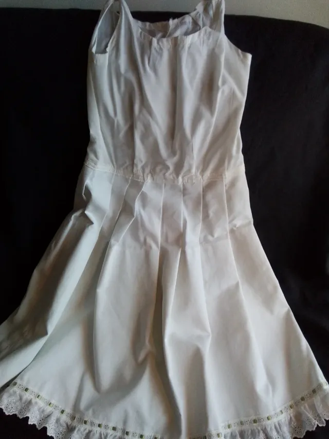 Refajo antiguo blanco con encaje