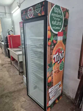 Nevera expositora de bebidas