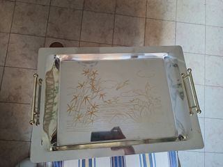 Vassoio in metallo con decoro