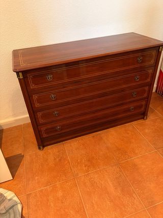 Cómoda de madera con espejo y 2 mesillas a juego.