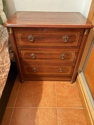 Cómoda de madera con espejo y 2 mesillas a juego.