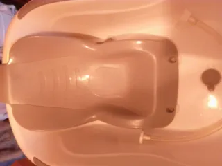 Bañera para bebé con soporte y termómetro.