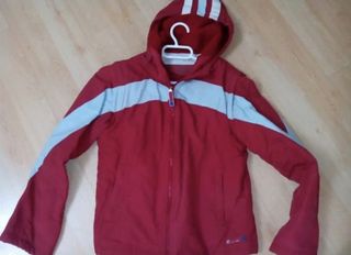 Chaqueta polar roja con detalles
