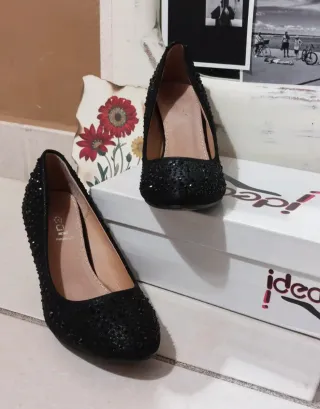 Décolleté nere borchiate con brillantini