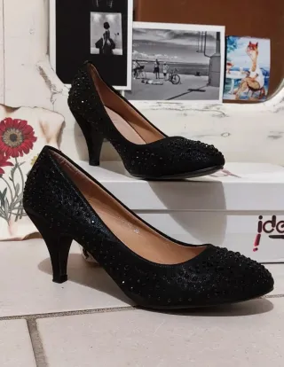 Décolleté nere borchiate con brillantini