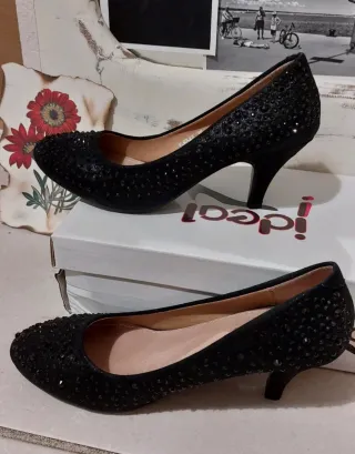 Décolleté nere borchiate con brillantini