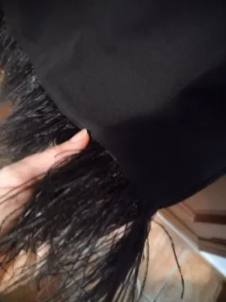 Falda negra corta recta con plumas